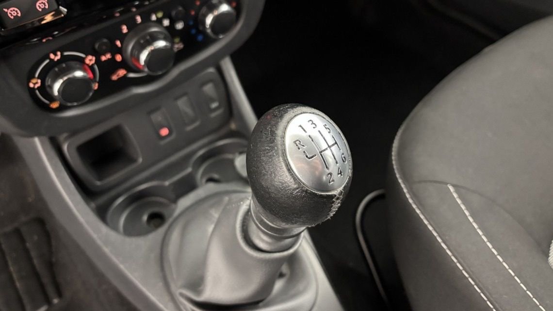 DACIA Duster TCe 125 4x2 Black Touch 5p Gris – Image 10