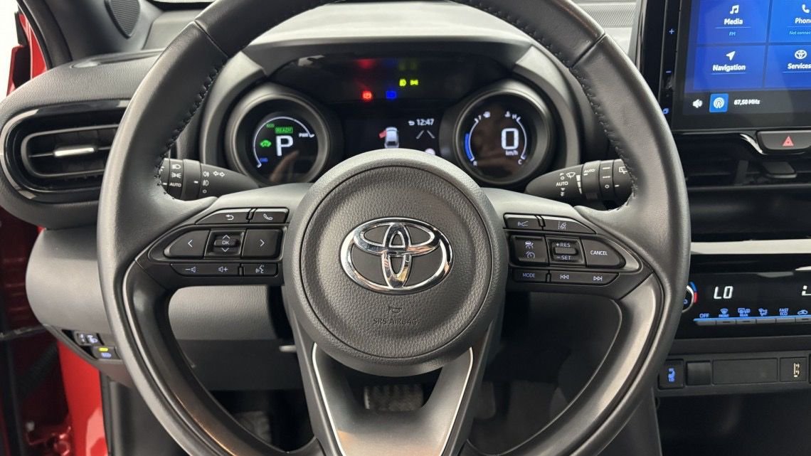 TOYOTA Yaris Cross 116h 2WD Design 5p Rouge – Image 10