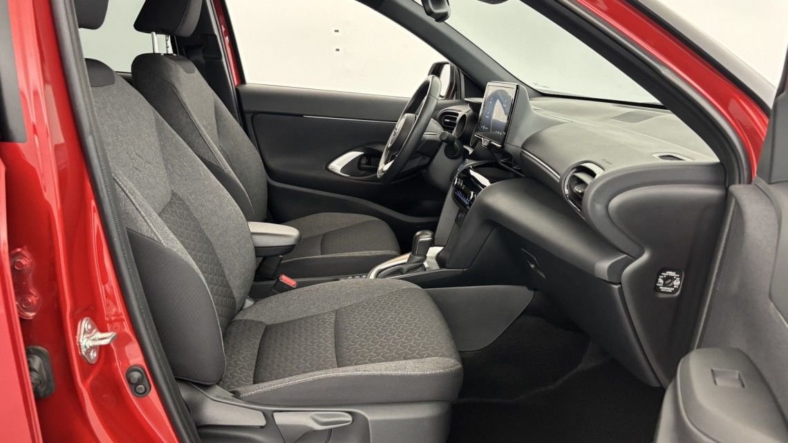 TOYOTA Yaris Cross 116h 2WD Design 5p Rouge – Image 6