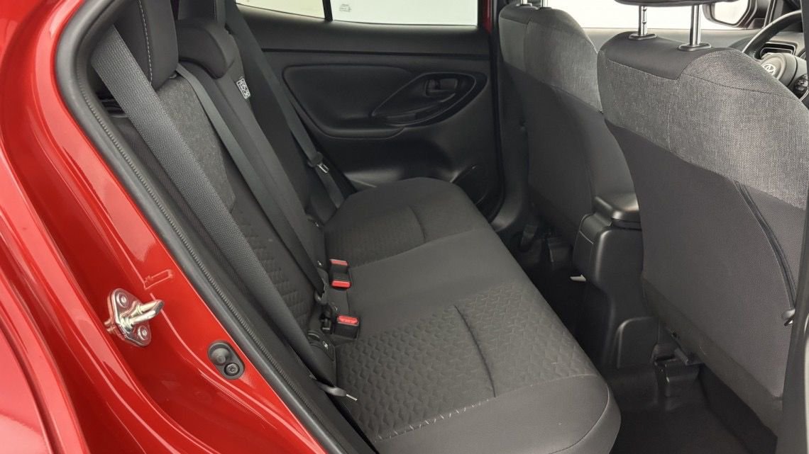 TOYOTA Yaris Cross 116h 2WD Design 5p Rouge – Image 4