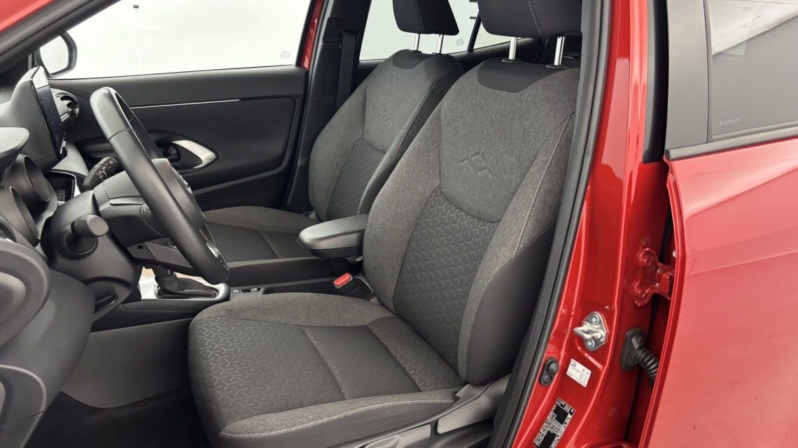 TOYOTA Yaris Cross 116h 2WD Design 5p Rouge – Image 3
