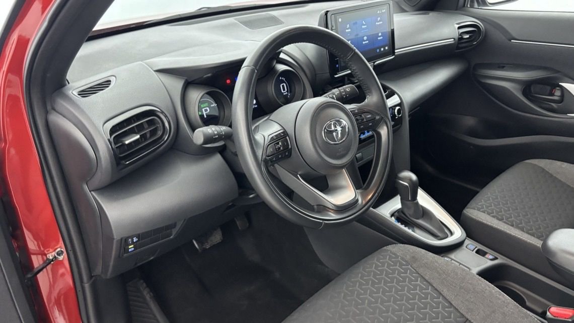 TOYOTA Yaris Cross 116h 2WD Design 5p Rouge – Image 2