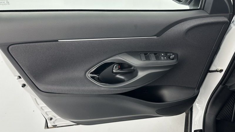 TOYOTA Yaris Cross Yaris cross 1.5 Hybride 130h Design e-CVT Blanc lunaire nacré – Image 13