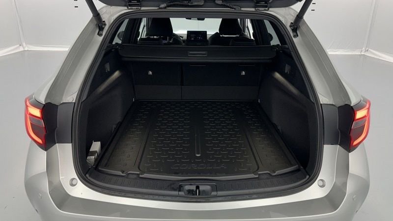 TOYOTA Corolla Touring Spt Corolla touring sports X 1.8 Hybrid 140ch Design (Team Player) Shimmeringsilver – Image 9