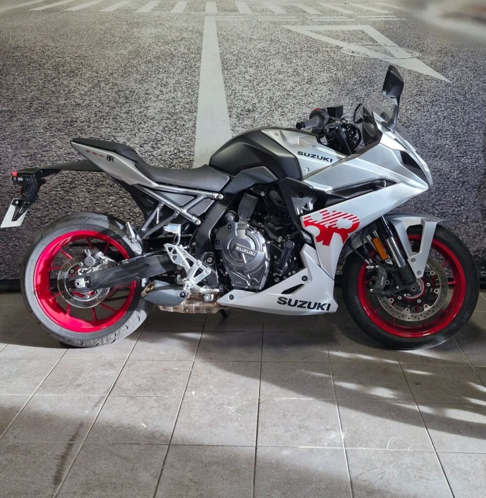SUZUKI GSX-8R